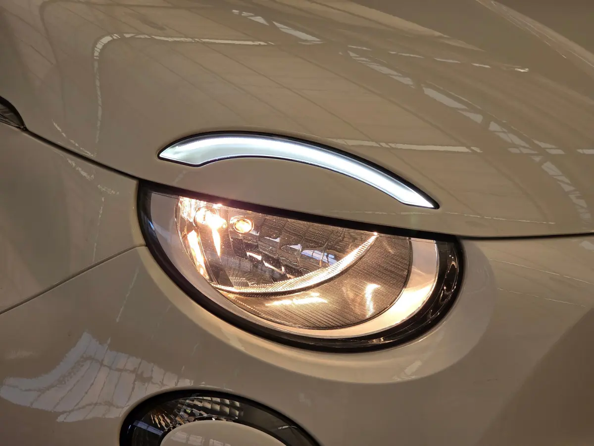 Icon 42 kWh Carplay | 16" Lichtmetaal | Cruise Control | Getint Glas | Bluetooth | Lane-Assist | Digitaal Dashboard | LED  | Airco (automatisch) | Anti Blokkeer Systeem | Bluetooth telefoonv