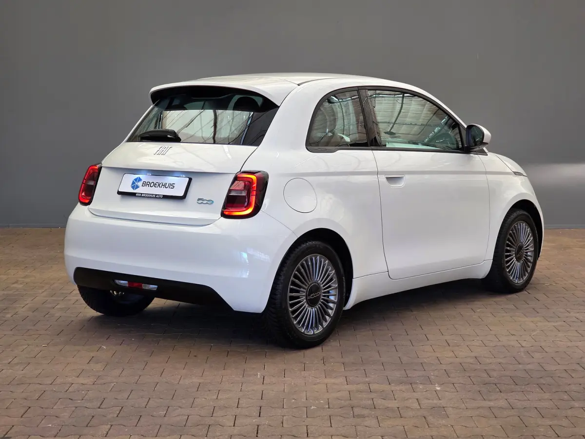 Icon 42 kWh Carplay | 16" Lichtmetaal | Cruise Control | Getint Glas | Bluetooth | Lane-Assist | Digitaal Dashboard | LED  | Airco (automatisch) | Anti Blokkeer Systeem | Bluetooth telefoonv