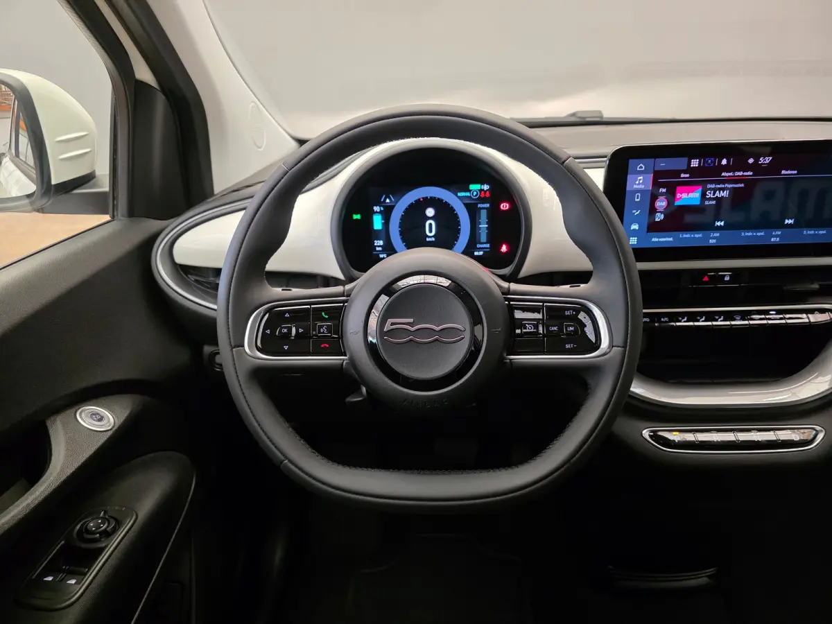 Icon 42 kWh Carplay | 16" Lichtmetaal | Cruise Control | Getint Glas | Bluetooth | Lane-Assist | Digitaal Dashboard | LED  | Airco (automatisch) | Anti Blokkeer Systeem | Bluetooth telefoonv