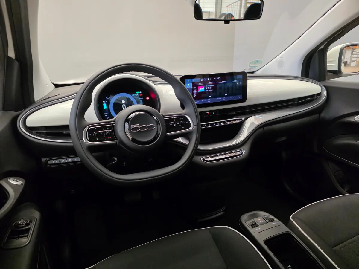 Icon 42 kWh Carplay | 16" Lichtmetaal | Cruise Control | Getint Glas | Bluetooth | Lane-Assist | Digitaal Dashboard | LED  | Airco (automatisch) | Anti Blokkeer Systeem | Bluetooth telefoonv