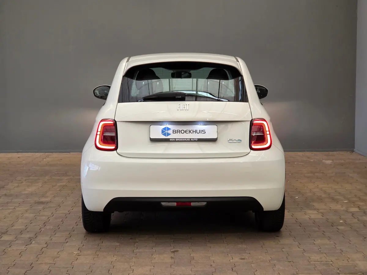 Icon 42 kWh Carplay | 16" Lichtmetaal | Cruise Control | Getint Glas | Bluetooth | Lane-Assist | Digitaal Dashboard | LED  | Airco (automatisch) | Anti Blokkeer Systeem | Bluetooth telefoonv