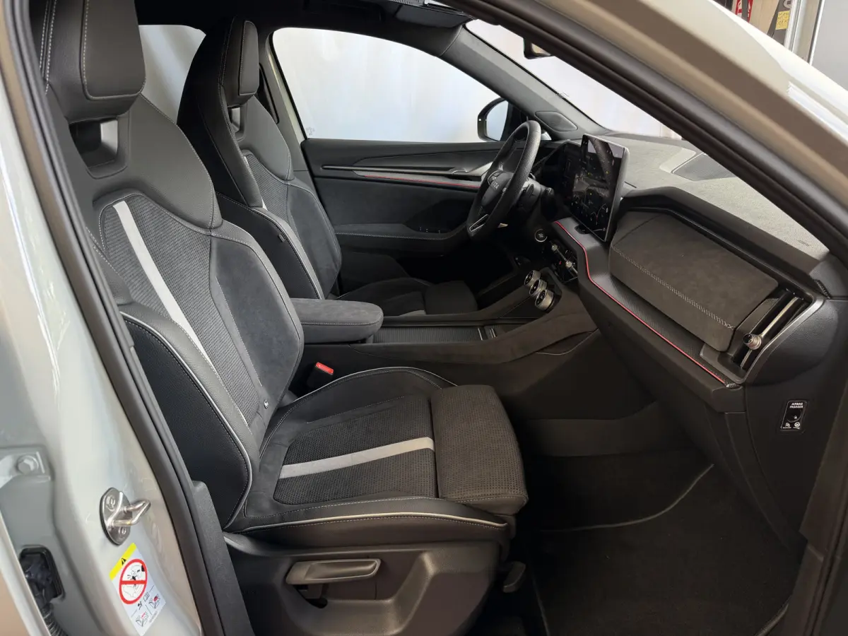 Sportline iV NIEUW uit voorraad (PHEV 120KM) DSG | Panorama | Trekhaak | Matrix LED | 20" Rila | Memory | ACC | Camera | Virtual Cockpit. plug in hybrid