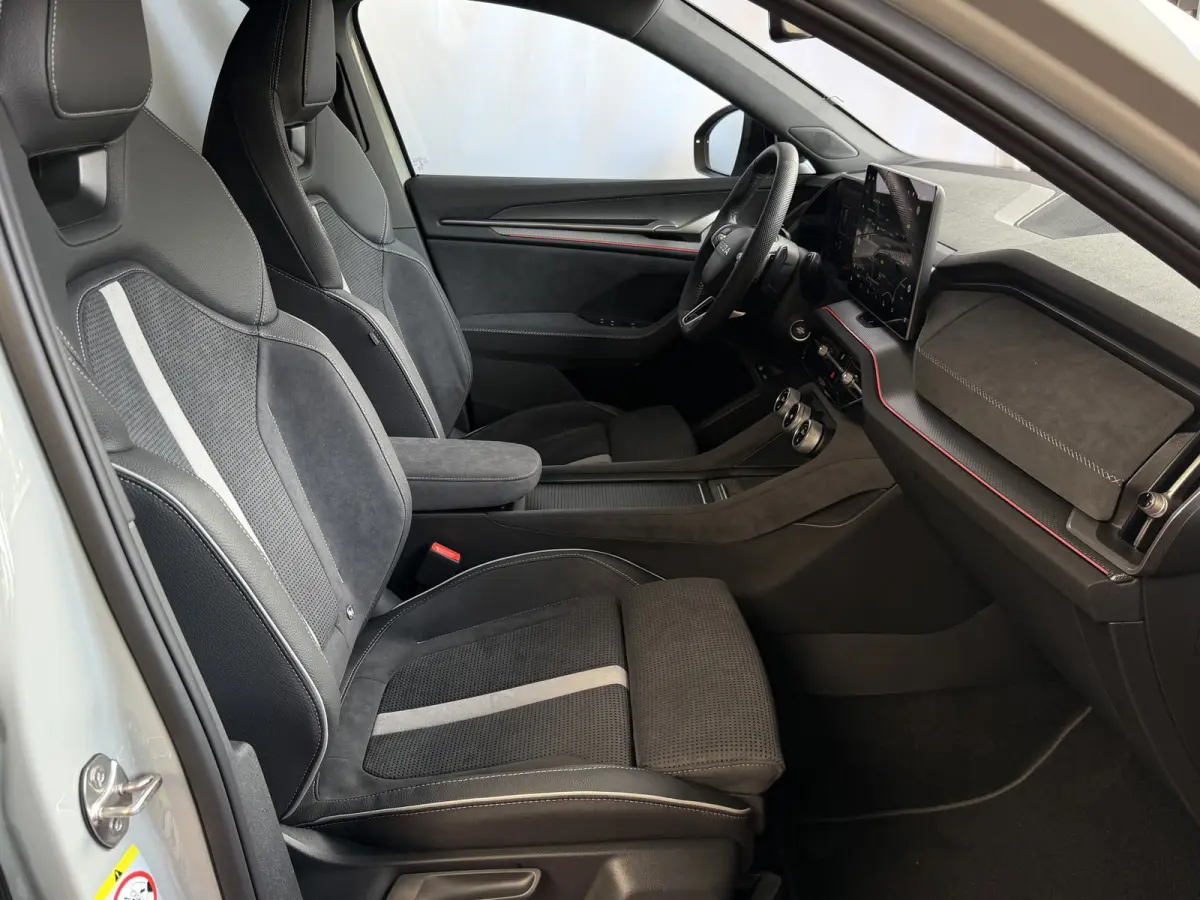 Sportline iV NIEUW uit voorraad (PHEV 120KM) DSG | Panorama | Trekhaak | Matrix LED | 20" Rila | Memory | ACC | Camera | Virtual Cockpit. plug in hybrid