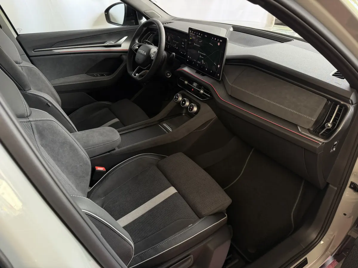 Sportline iV NIEUW uit voorraad (PHEV 120KM) DSG | Panorama | Trekhaak | Matrix LED | 20" Rila | Memory | ACC | Camera | Virtual Cockpit. plug in hybrid