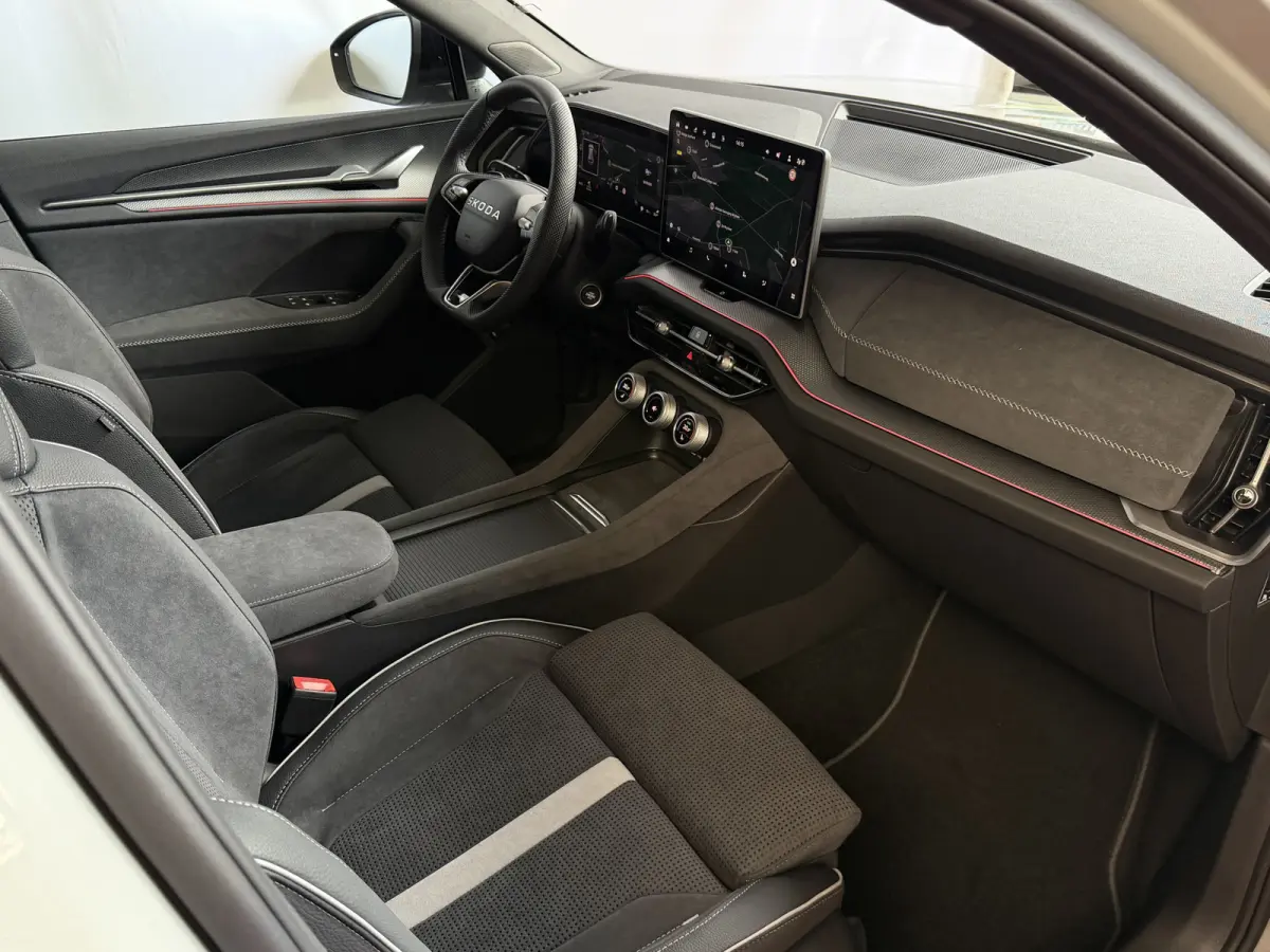 Sportline iV NIEUW uit voorraad (PHEV 120KM) DSG | Panorama | Trekhaak | Matrix LED | 20" Rila | Memory | ACC | Camera | Virtual Cockpit. plug in hybrid