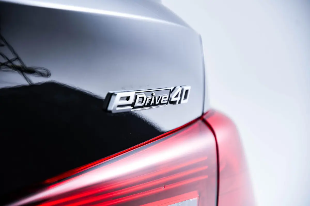 eDrive40 M Sport Edition 84 kWh COMFORT PACK - INNOVATION PACK - Harman Kardon - Getinte Ruiten - Comfort Access - Parking Assistant Plus - Head up - Elektrisch verwarmde voorstoelen -