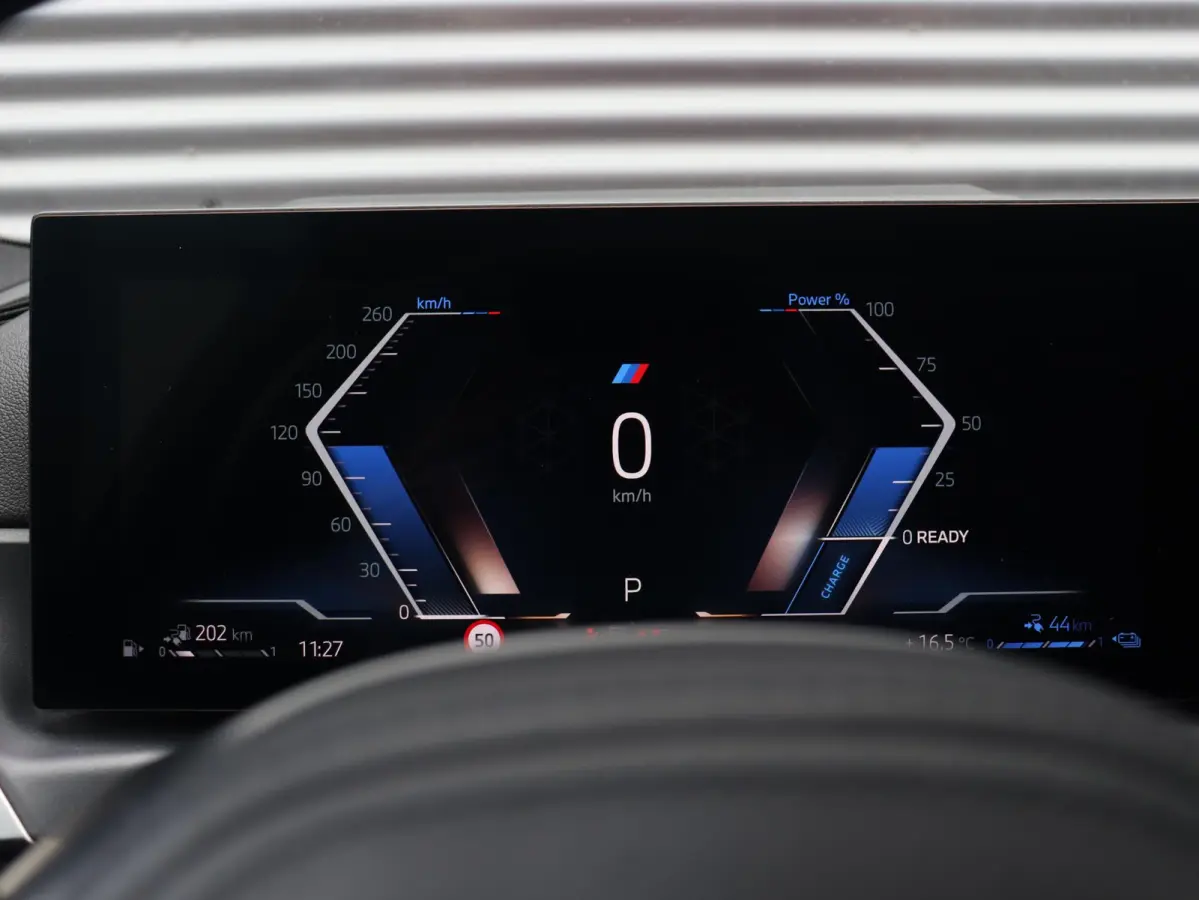 Touring 330e | SoH 95% | M Sportpakket | Panodak | Head-Up | Trekhaak | Elektr. Stoelen | Adaptive Cruise Control | Hi-Fi | Driving Assistant | 19'' LMV