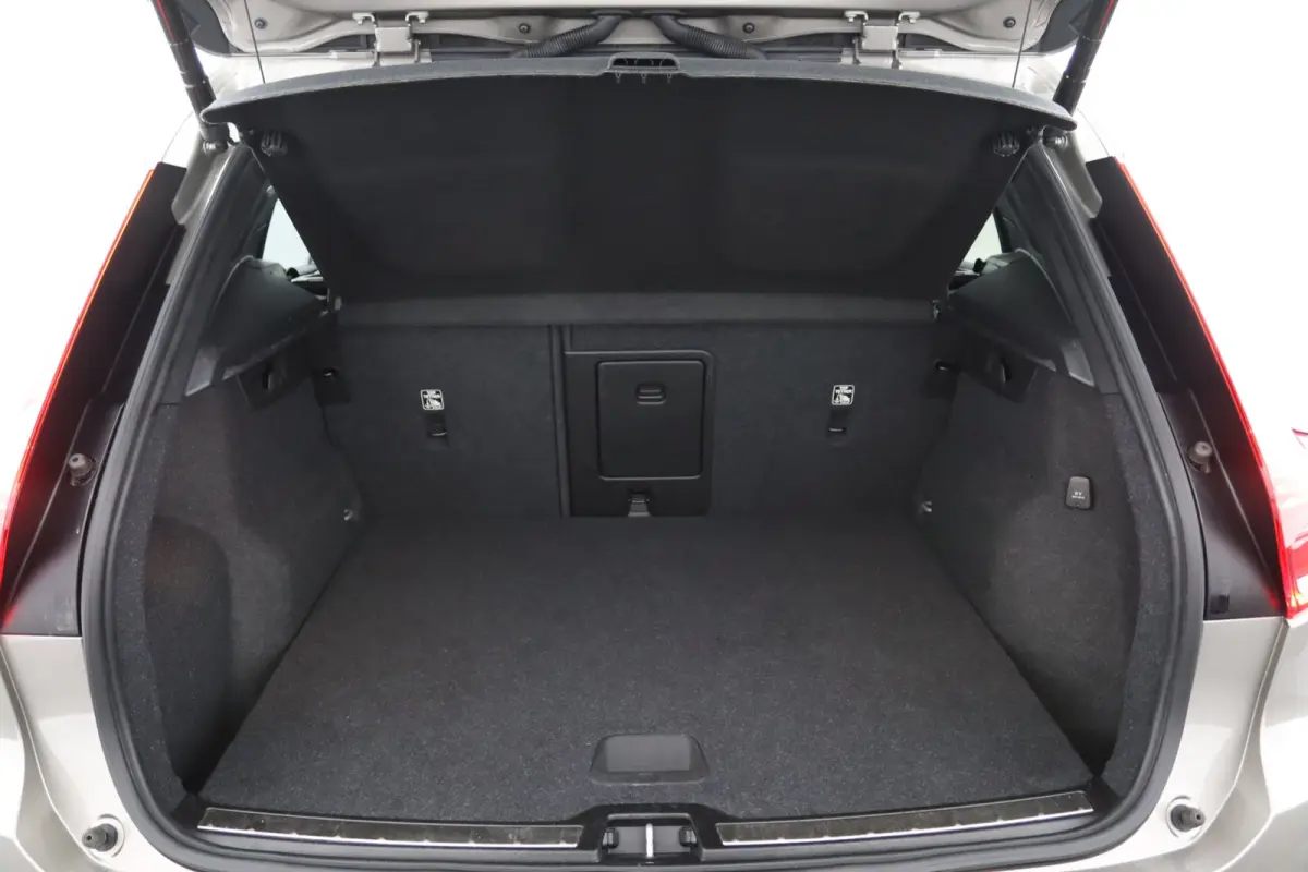 T4 Inscription | Trekhaak | Leder | Adaptive Cruise | SOH 88% | Stoel/Stuurverwarming | LED | 19 Inch | Camera | CarPlay/Android Auto