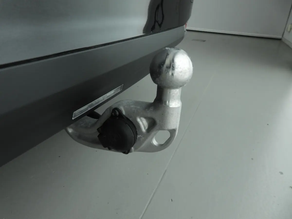 520i | LED | HUD | Active cruise | Trekhaak | Sportstoelen | DAB | Harman-kardon sound | Alu 19 inch