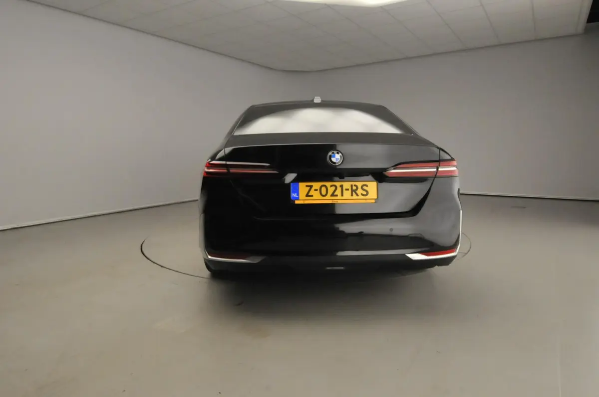 520i | LED | HUD | Active cruise | Trekhaak | Sportstoelen | DAB | Harman-kardon sound | Alu 19 inch