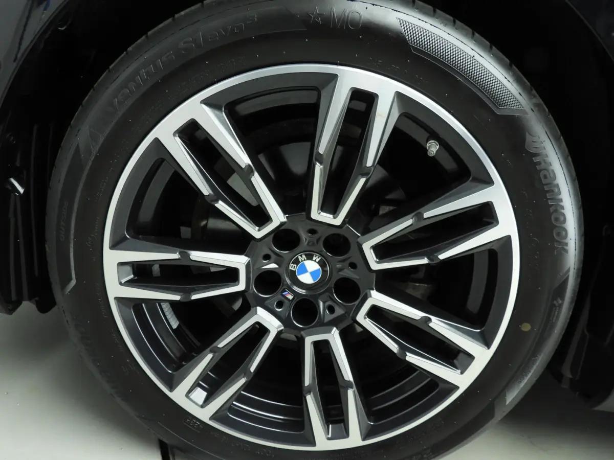 520i | LED | HUD | Active cruise | Trekhaak | Sportstoelen | DAB | Harman-kardon sound | Alu 19 inch