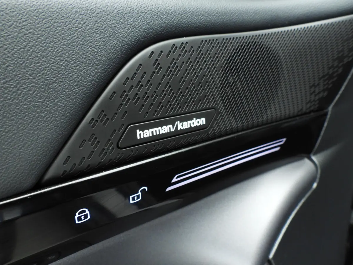 520i | LED | HUD | Active cruise | Trekhaak | Sportstoelen | DAB | Harman-kardon sound | Alu 19 inch