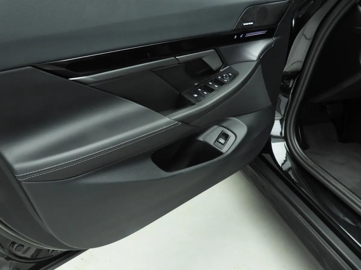 520i | LED | HUD | Active cruise | Trekhaak | Sportstoelen | DAB | Harman-kardon sound | Alu 19 inch