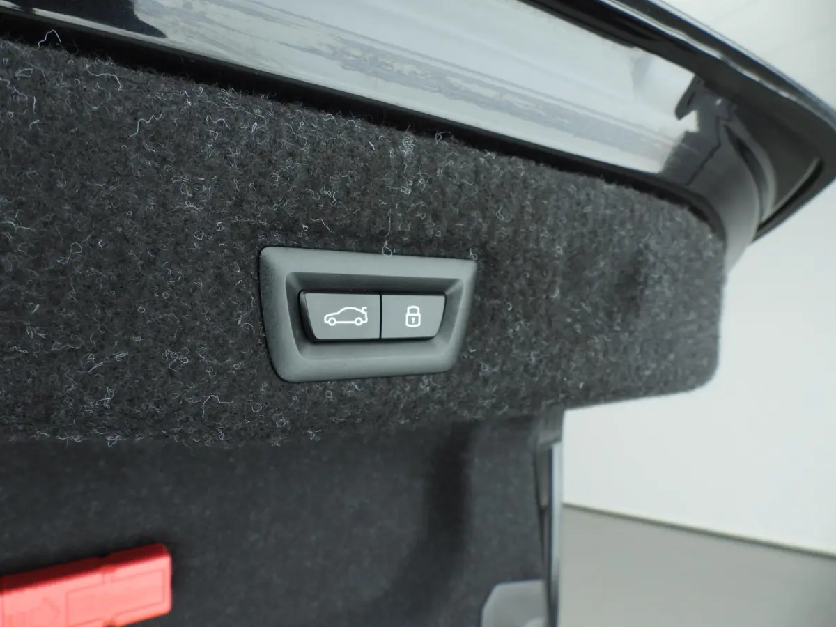520i | LED | HUD | Active cruise | Trekhaak | Sportstoelen | DAB | Harman-kardon sound | Alu 19 inch