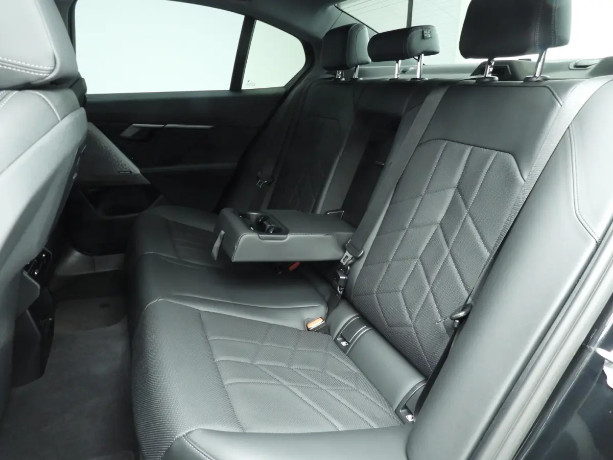 520i | LED | HUD | Active cruise | Trekhaak | Sportstoelen | DAB | Harman-kardon sound | Alu 19 inch