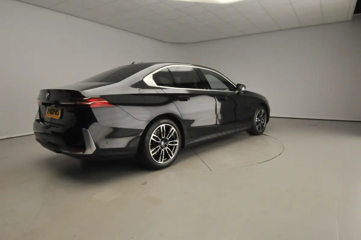 520i | LED | HUD | Active cruise | Trekhaak | Sportstoelen | DAB | Harman-kardon sound | Alu 19 inch