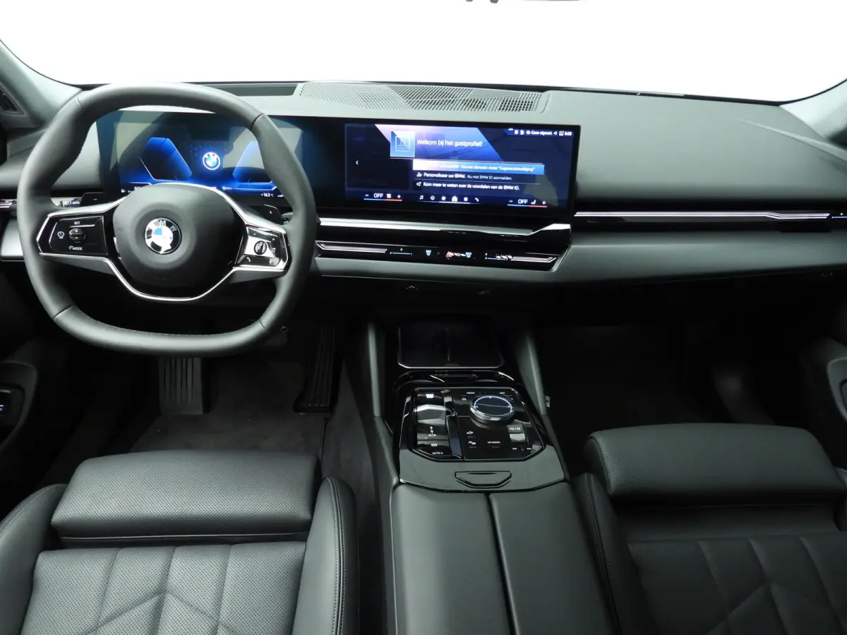 520i | LED | HUD | Active cruise | Trekhaak | Sportstoelen | DAB | Harman-kardon sound | Alu 19 inch