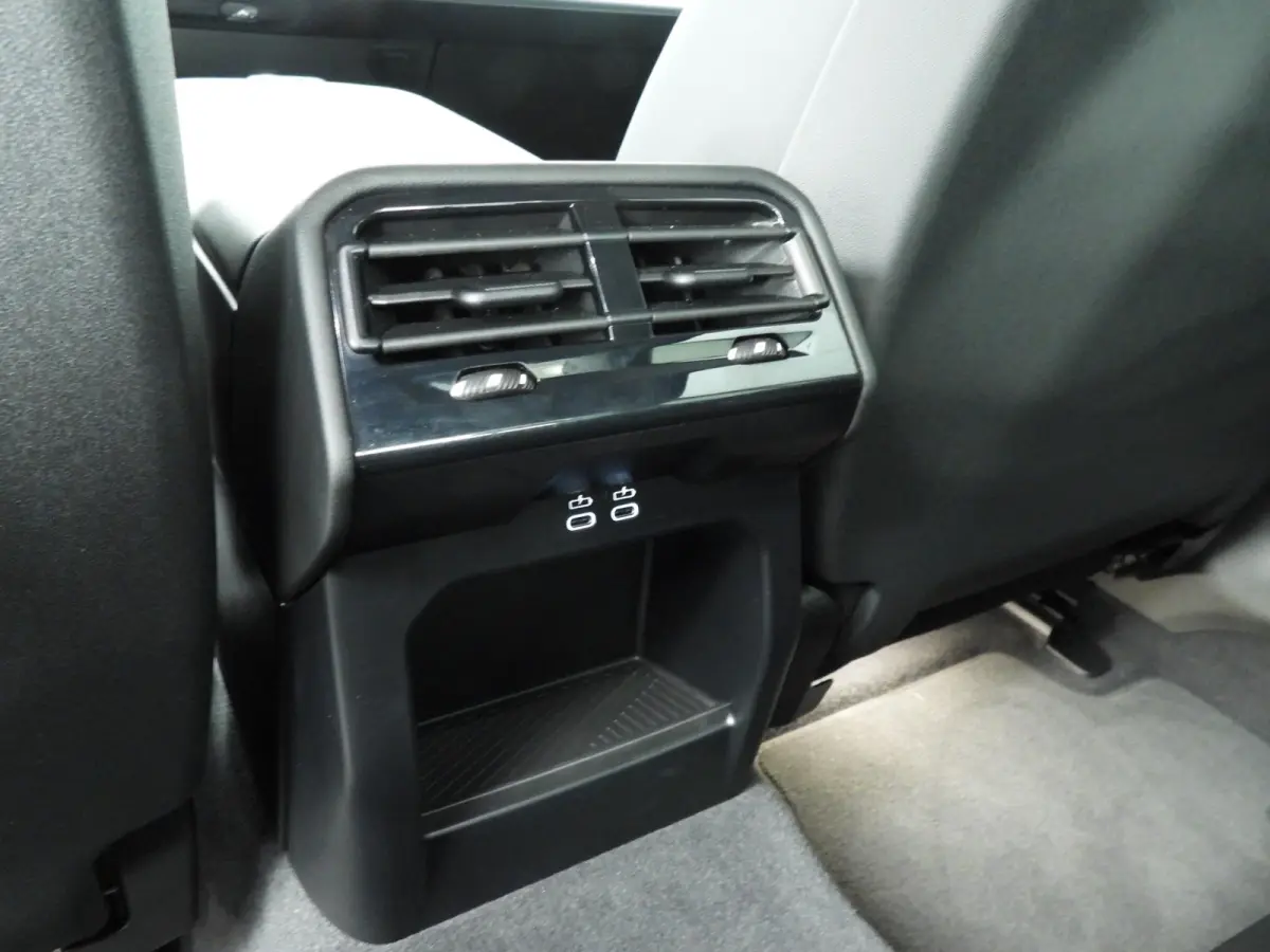 520i | LED | HUD | Active cruise | Trekhaak | Sportstoelen | DAB | Harman-kardon sound | Alu 19 inch