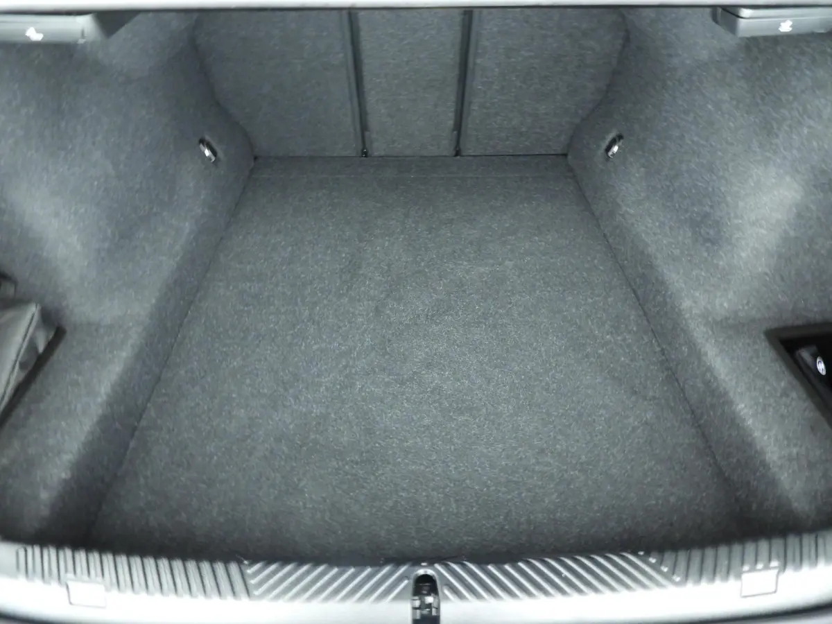 520i | LED | HUD | Active cruise | Trekhaak | Sportstoelen | DAB | Harman-kardon sound | Alu 19 inch