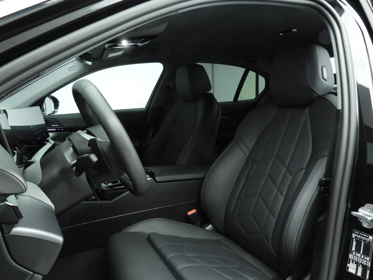 520i | LED | HUD | Active cruise | Trekhaak | Sportstoelen | DAB | Harman-kardon sound | Alu 19 inch
