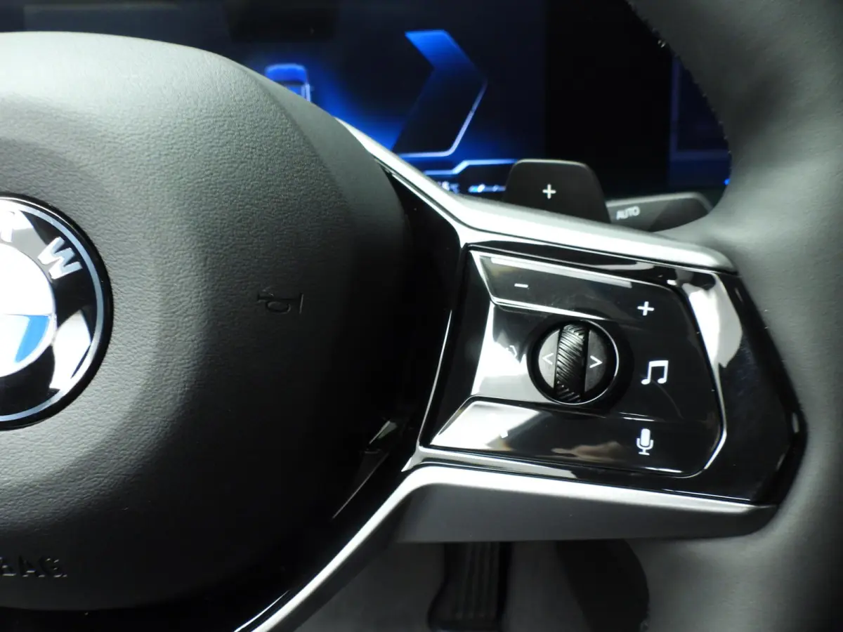 520i | LED | HUD | Active cruise | Trekhaak | Sportstoelen | DAB | Harman-kardon sound | Alu 19 inch