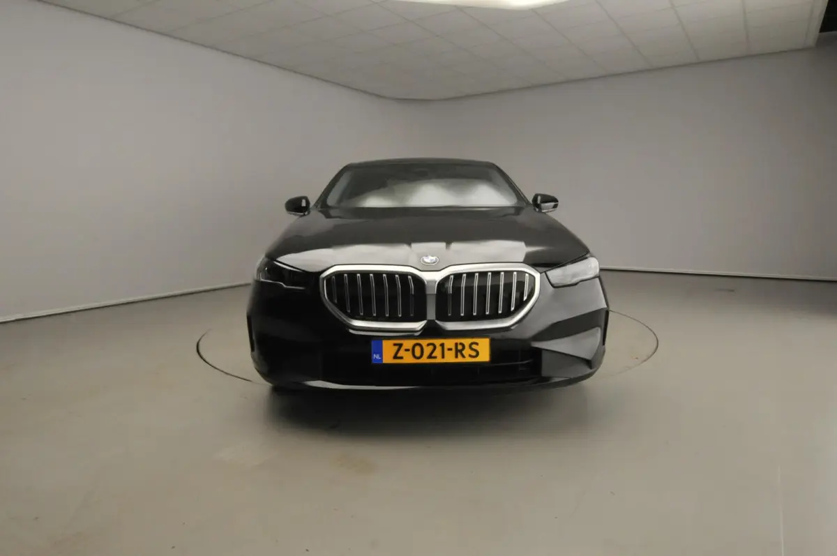 520i | LED | HUD | Active cruise | Trekhaak | Sportstoelen | DAB | Harman-kardon sound | Alu 19 inch