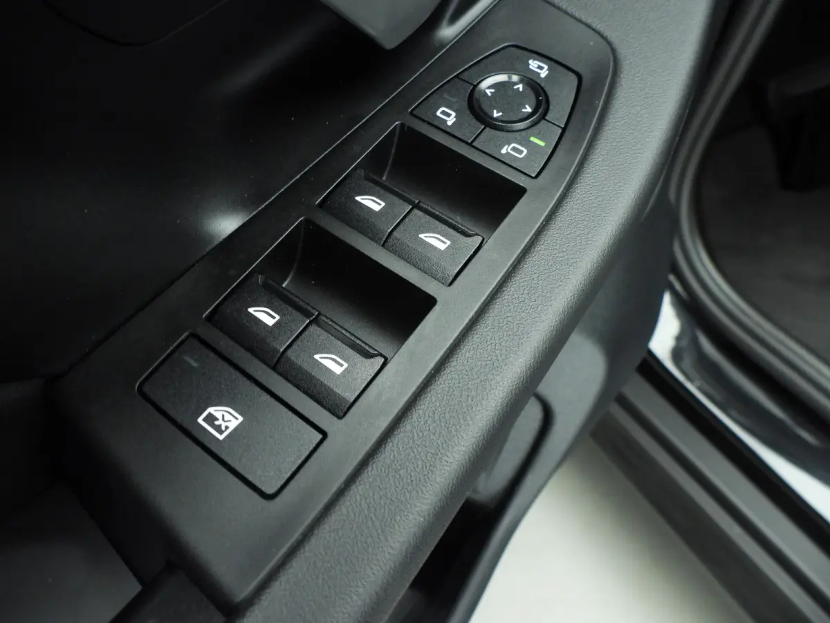 520i | LED | HUD | Active cruise | Trekhaak | Sportstoelen | DAB | Harman-kardon sound | Alu 19 inch