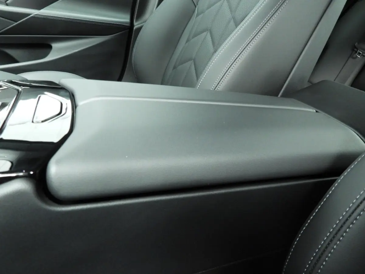 520i | LED | HUD | Active cruise | Trekhaak | Sportstoelen | DAB | Harman-kardon sound | Alu 19 inch