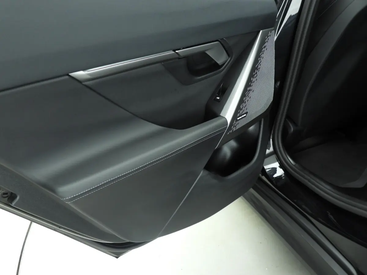 520i | LED | HUD | Active cruise | Trekhaak | Sportstoelen | DAB | Harman-kardon sound | Alu 19 inch