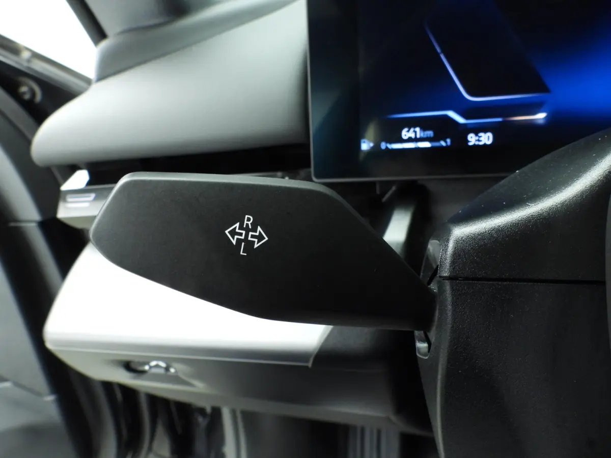 520i | LED | HUD | Active cruise | Trekhaak | Sportstoelen | DAB | Harman-kardon sound | Alu 19 inch