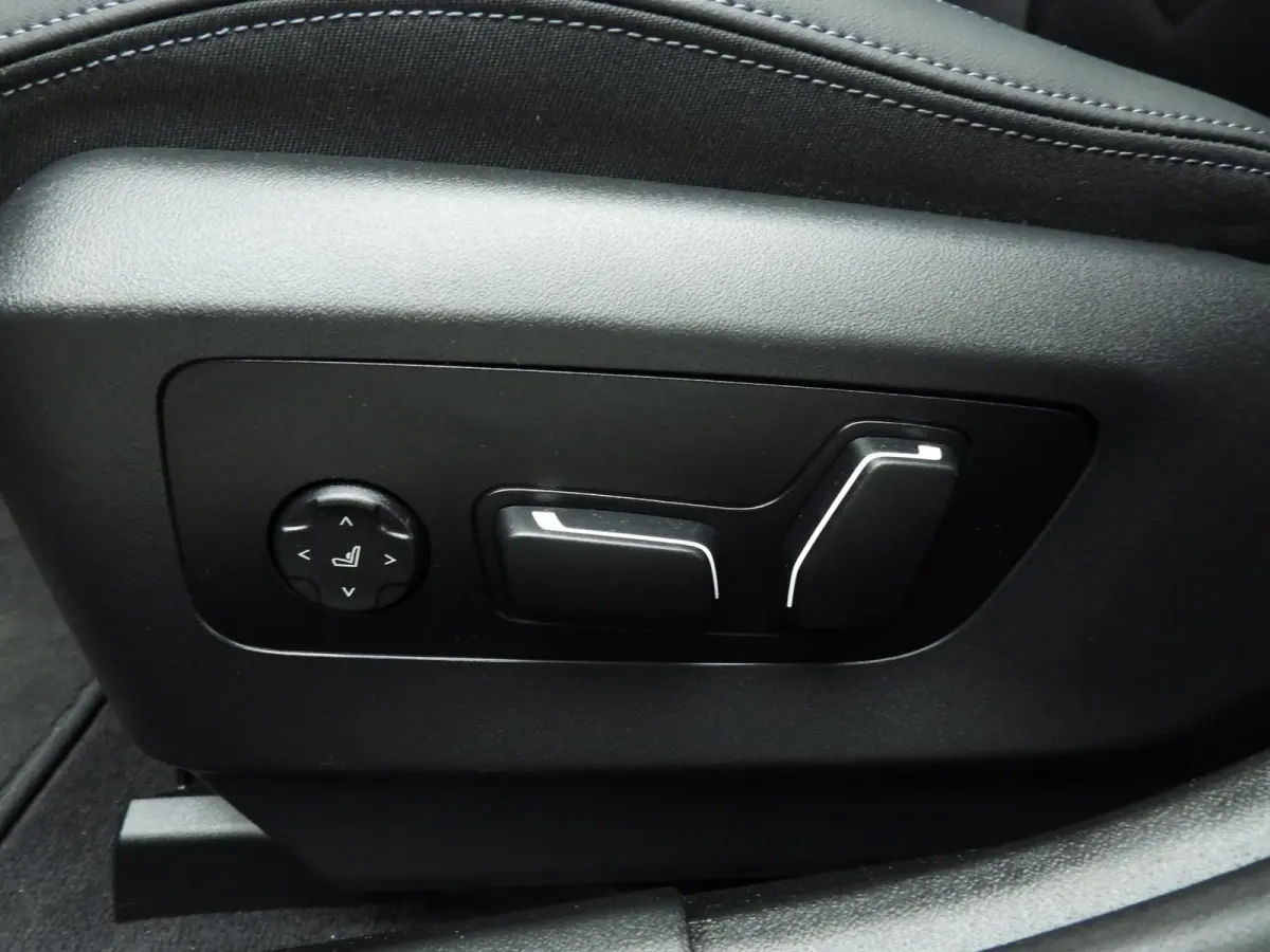 520i | LED | HUD | Active cruise | Trekhaak | Sportstoelen | DAB | Harman-kardon sound | Alu 19 inch