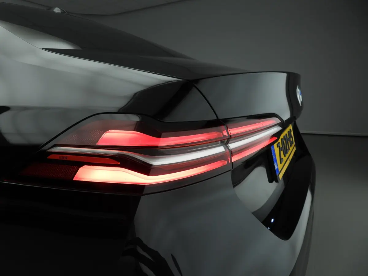 520i | LED | HUD | Active cruise | Trekhaak | Sportstoelen | DAB | Harman-kardon sound | Alu 19 inch