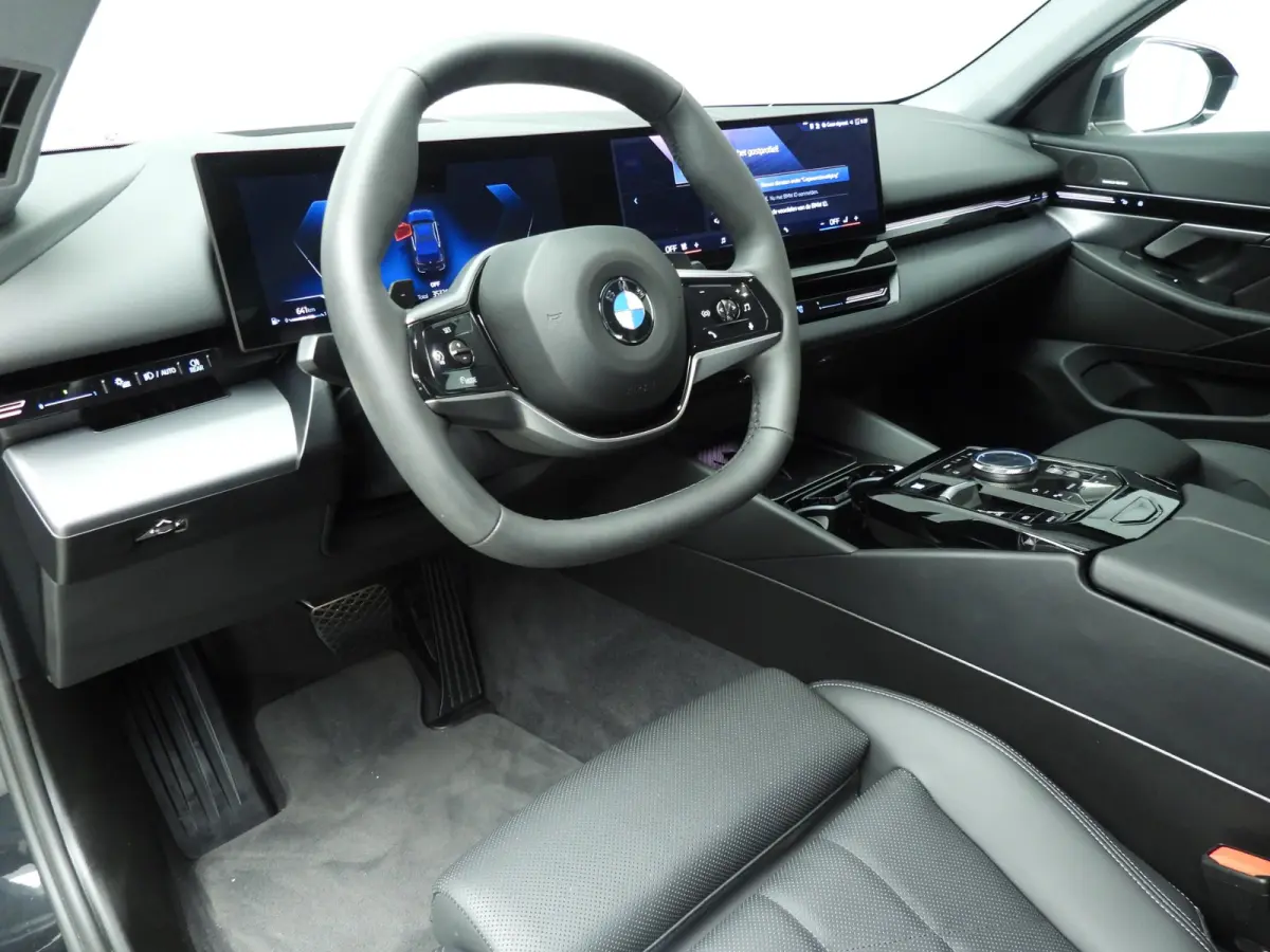 520i | LED | HUD | Active cruise | Trekhaak | Sportstoelen | DAB | Harman-kardon sound | Alu 19 inch