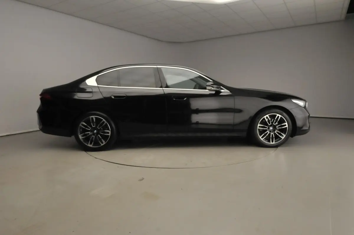 520i | LED | HUD | Active cruise | Trekhaak | Sportstoelen | DAB | Harman-kardon sound | Alu 19 inch