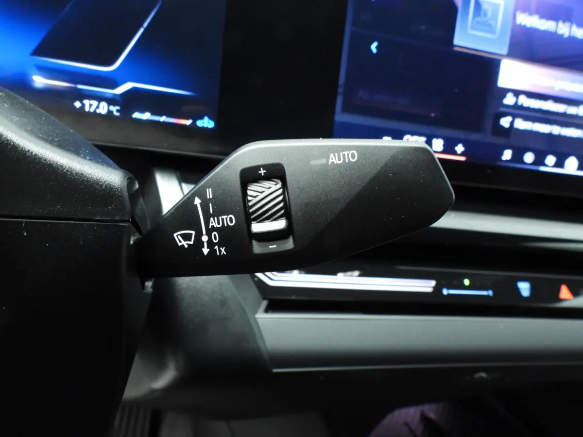520i | LED | HUD | Active cruise | Trekhaak | Sportstoelen | DAB | Harman-kardon sound | Alu 19 inch