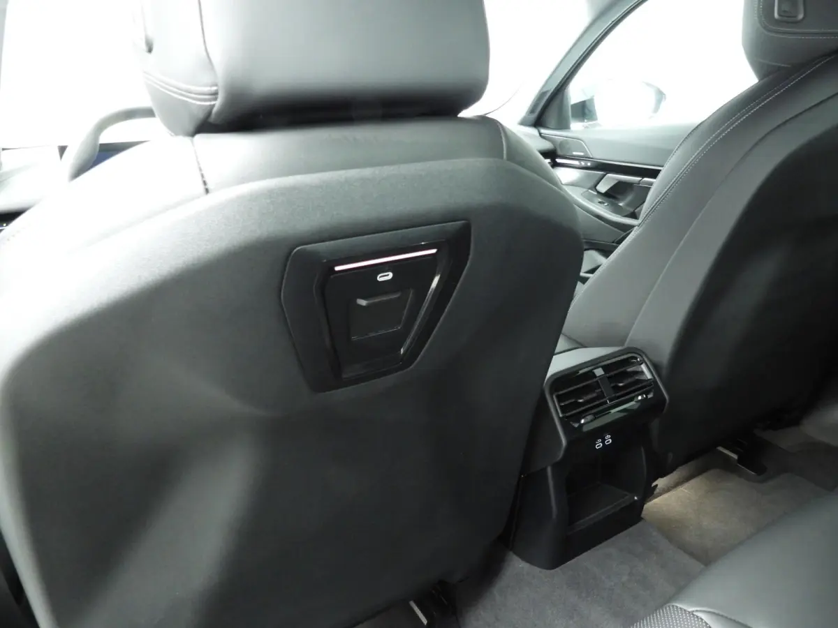 520i | LED | HUD | Active cruise | Trekhaak | Sportstoelen | DAB | Harman-kardon sound | Alu 19 inch