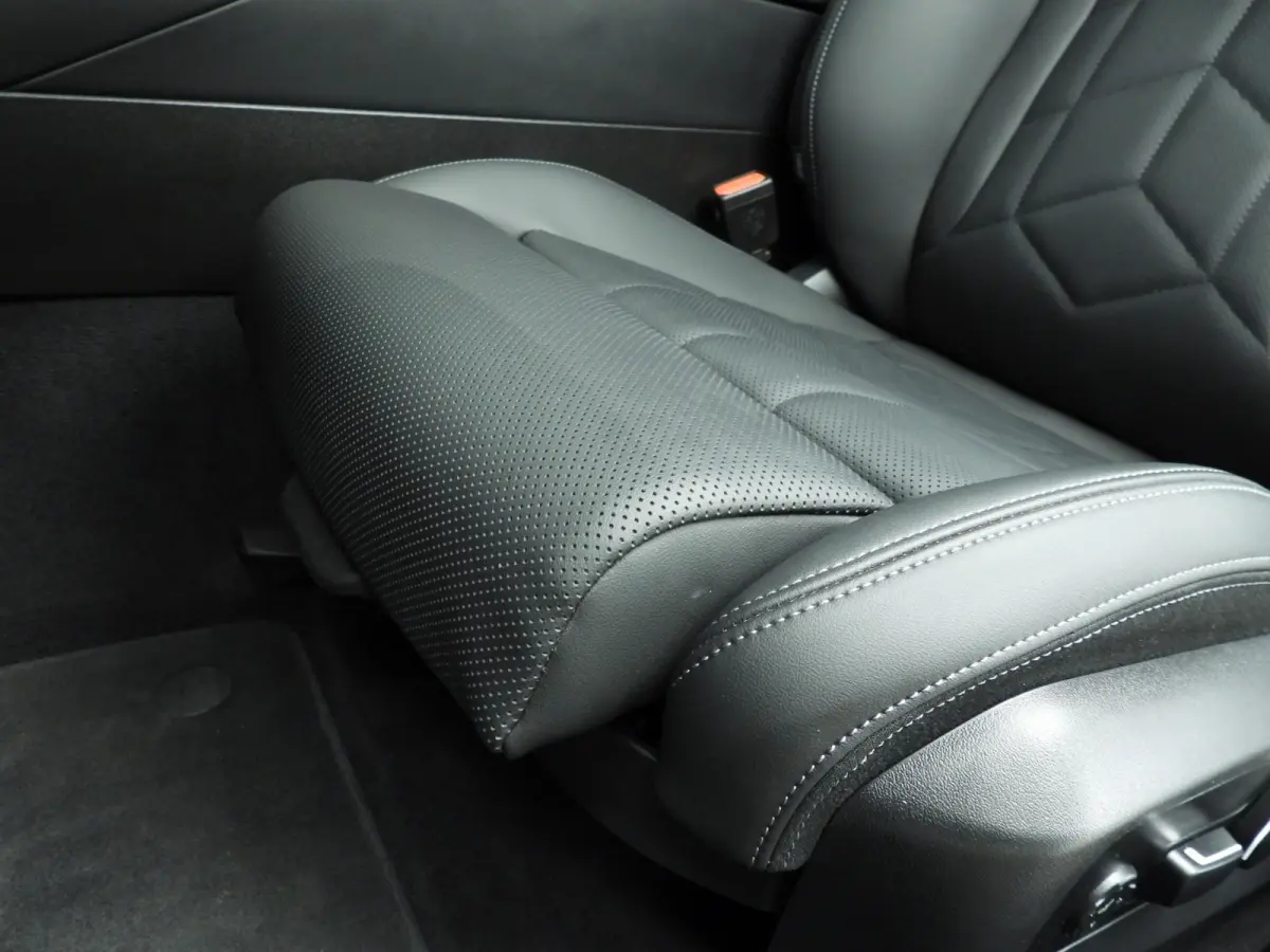 520i | LED | HUD | Active cruise | Trekhaak | Sportstoelen | DAB | Harman-kardon sound | Alu 19 inch