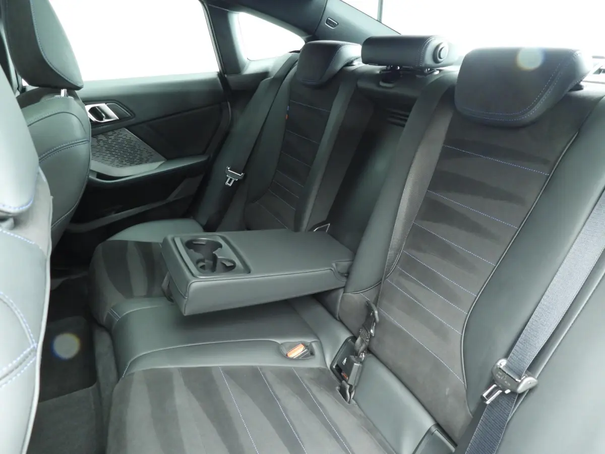 220 | M-Sportpakket | LED | Navigatie | Panoramadak | Sportstoelen | DAB | Alu 18 inch