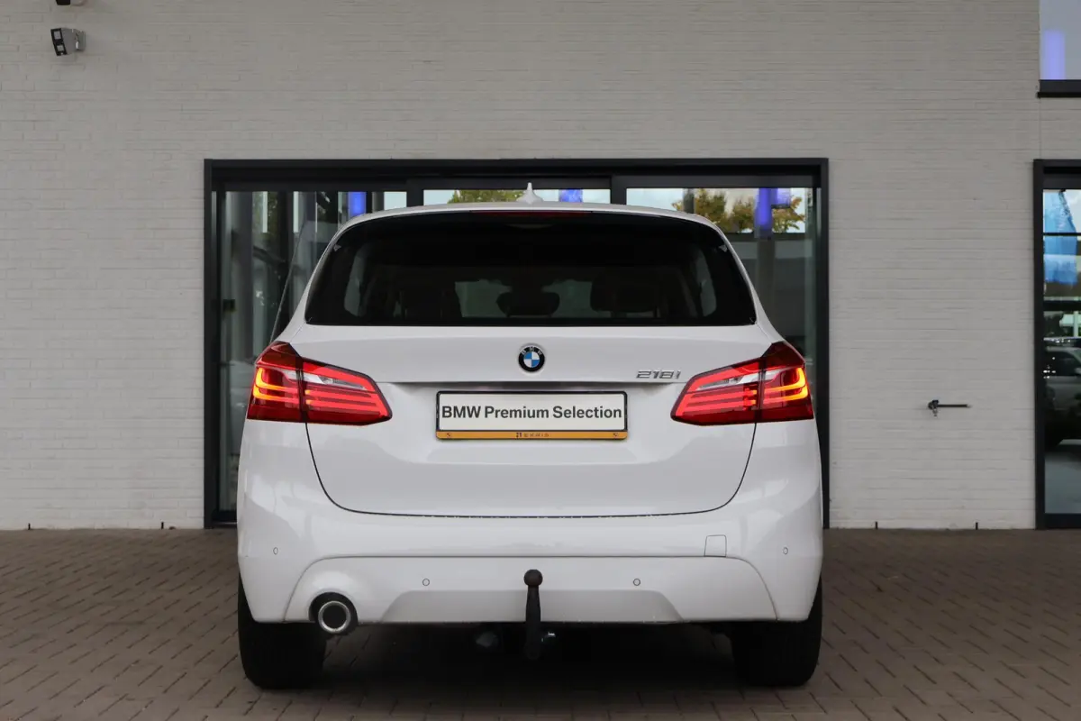 218i | Head-Up Display | Stoelverwarming | Trekhaak