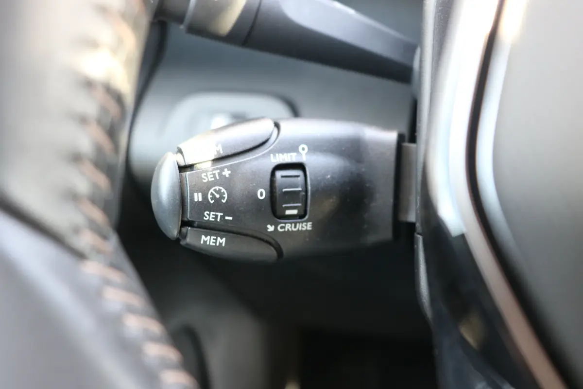 EV Allure Pack 50 kWh | Camera | Apple Carplay | Parkeersensoren V+A | Cruise control | DAB | Airco |