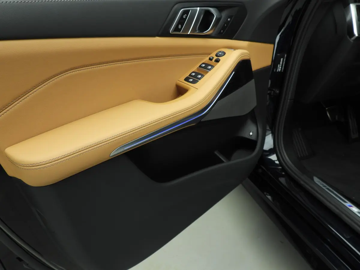xDrive50e | M-Sportpakket | LED | HUD | Active cruise | trekhaak |  SOH 99% | Elektr. zetels | DAB | Harman-kardon sound | Alu 22 inch