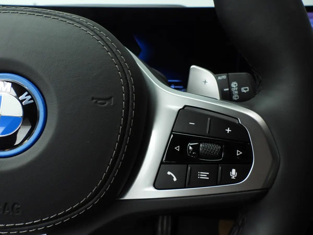 xDrive50e | M-Sportpakket | LED | HUD | Active cruise | trekhaak |  SOH 99% | Elektr. zetels | DAB | Harman-kardon sound | Alu 22 inch