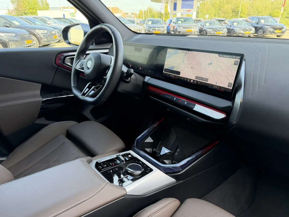 30e xDrive M Sport Harman- Kardon Sound Trekhaak Stuurwielverwarming Head-Up Display 360 Gr. Camera Driving Assistant Professional Elektrische actieradius tot 90 km WLTP! Bmw Iconic Glow Cha