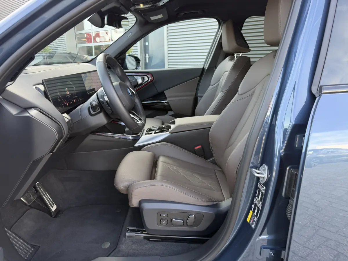30e xDrive M Sport Harman- Kardon Sound Trekhaak Stuurwielverwarming Head-Up Display 360 Gr. Camera Driving Assistant Professional Elektrische actieradius tot 90 km WLTP! Bmw Iconic Glow Cha