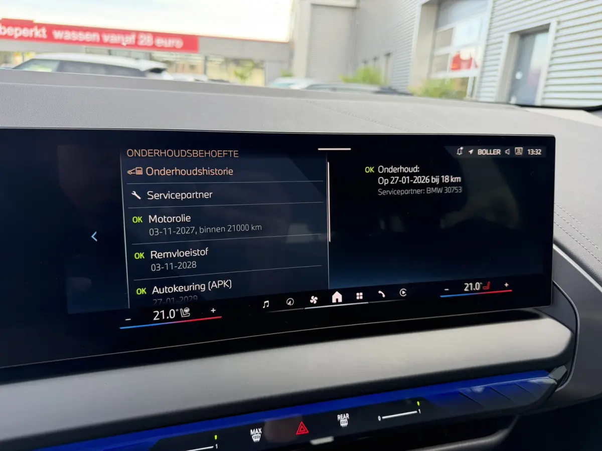 30e xDrive M Sport Harman- Kardon Sound Trekhaak Stuurwielverwarming Head-Up Display 360 Gr. Camera Driving Assistant Professional Elektrische actieradius tot 90 km WLTP! Bmw Iconic Glow Cha