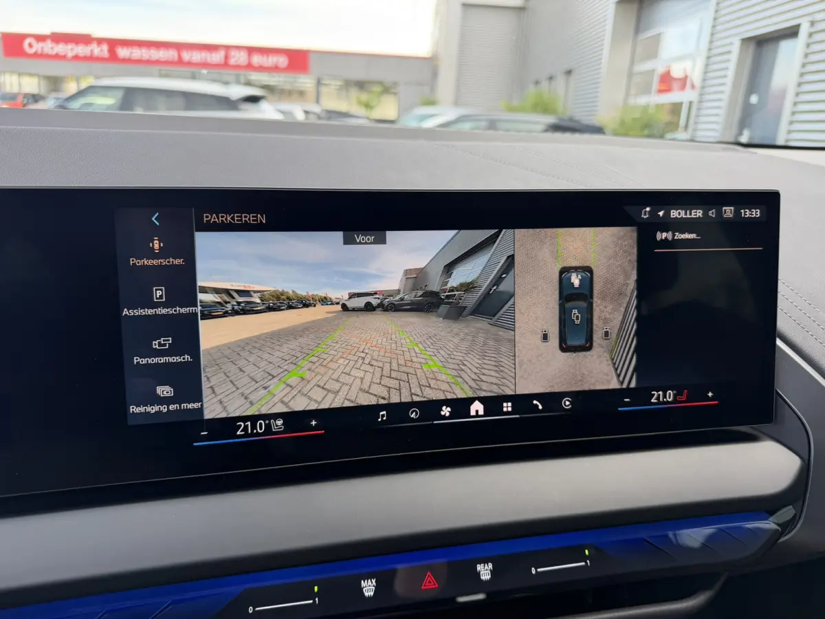 30e xDrive M Sport Harman- Kardon Sound Trekhaak Stuurwielverwarming Head-Up Display 360 Gr. Camera Driving Assistant Professional Elektrische actieradius tot 90 km WLTP! Bmw Iconic Glow Cha
