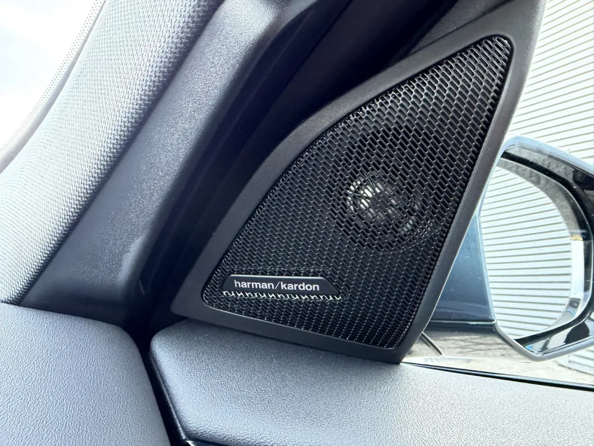 30e xDrive M Sport Harman- Kardon Sound Trekhaak Stuurwielverwarming Head-Up Display 360 Gr. Camera Driving Assistant Professional Elektrische actieradius tot 90 km WLTP! Bmw Iconic Glow Cha