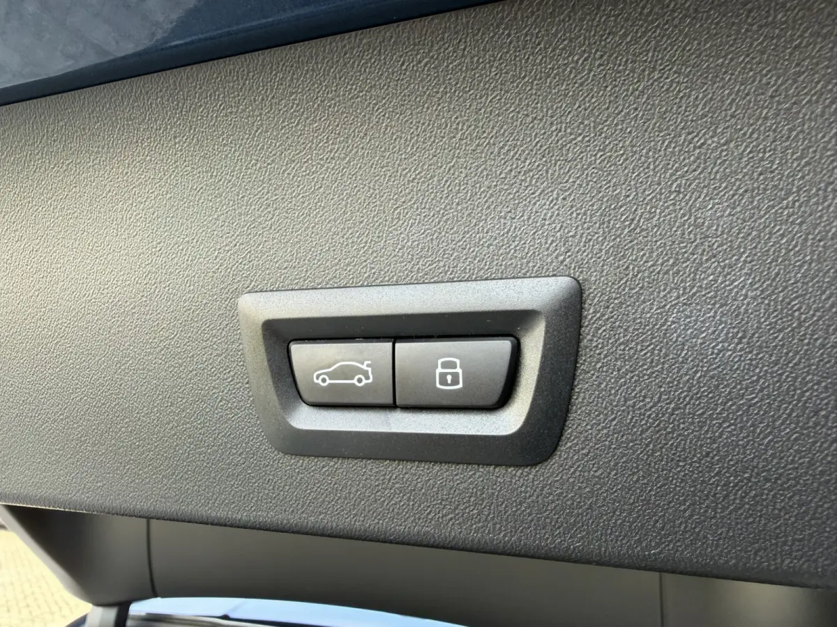30e xDrive M Sport Harman- Kardon Sound Trekhaak Stuurwielverwarming Head-Up Display 360 Gr. Camera Driving Assistant Professional Elektrische actieradius tot 90 km WLTP! Bmw Iconic Glow Cha