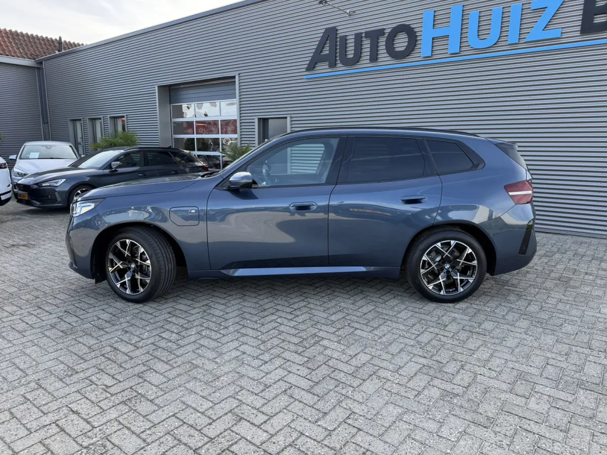 30e xDrive M Sport Harman- Kardon Sound Trekhaak Stuurwielverwarming Head-Up Display 360 Gr. Camera Driving Assistant Professional Elektrische actieradius tot 90 km WLTP! Bmw Iconic Glow Cha