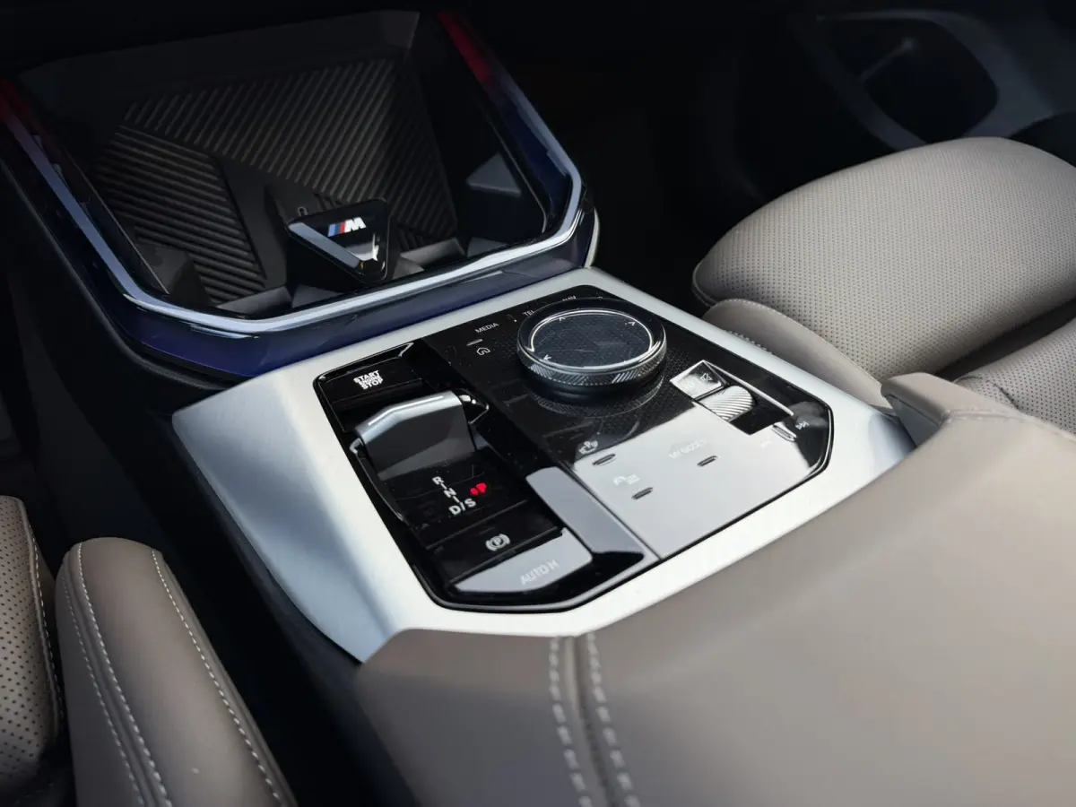 30e xDrive M Sport Harman- Kardon Sound Trekhaak Stuurwielverwarming Head-Up Display 360 Gr. Camera Driving Assistant Professional Elektrische actieradius tot 90 km WLTP! Bmw Iconic Glow Cha